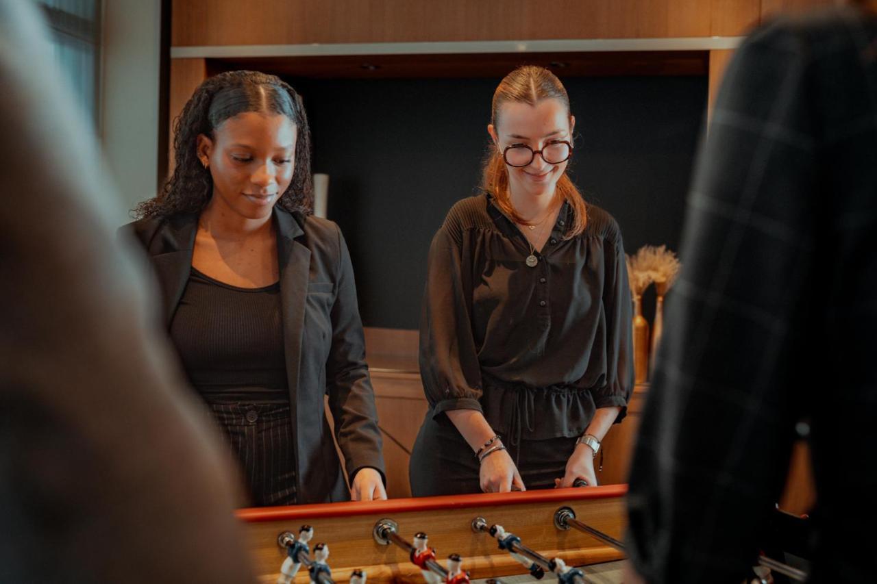 Nest Paris La Defense - Mgallery Puteaux Ngoại thất bức ảnh Two women playing table football