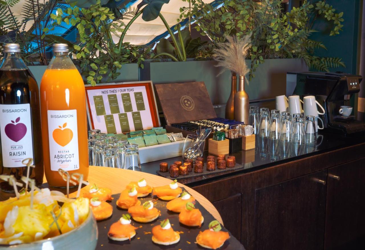 Nest Paris La Defense - Mgallery Puteaux Ngoại thất bức ảnh A selection of fruit and juice at a buffet