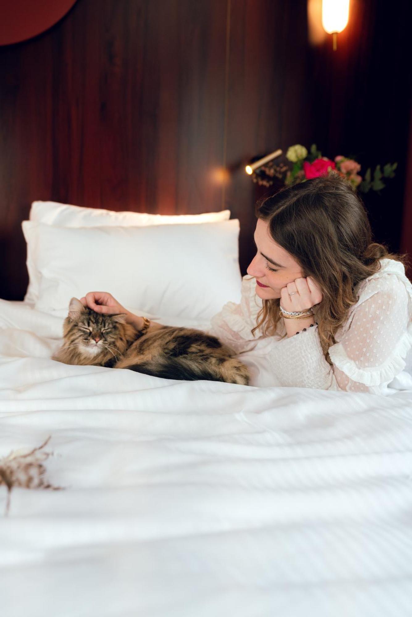 Nest Paris La Defense - Mgallery Puteaux Ngoại thất bức ảnh A woman with her pet cat