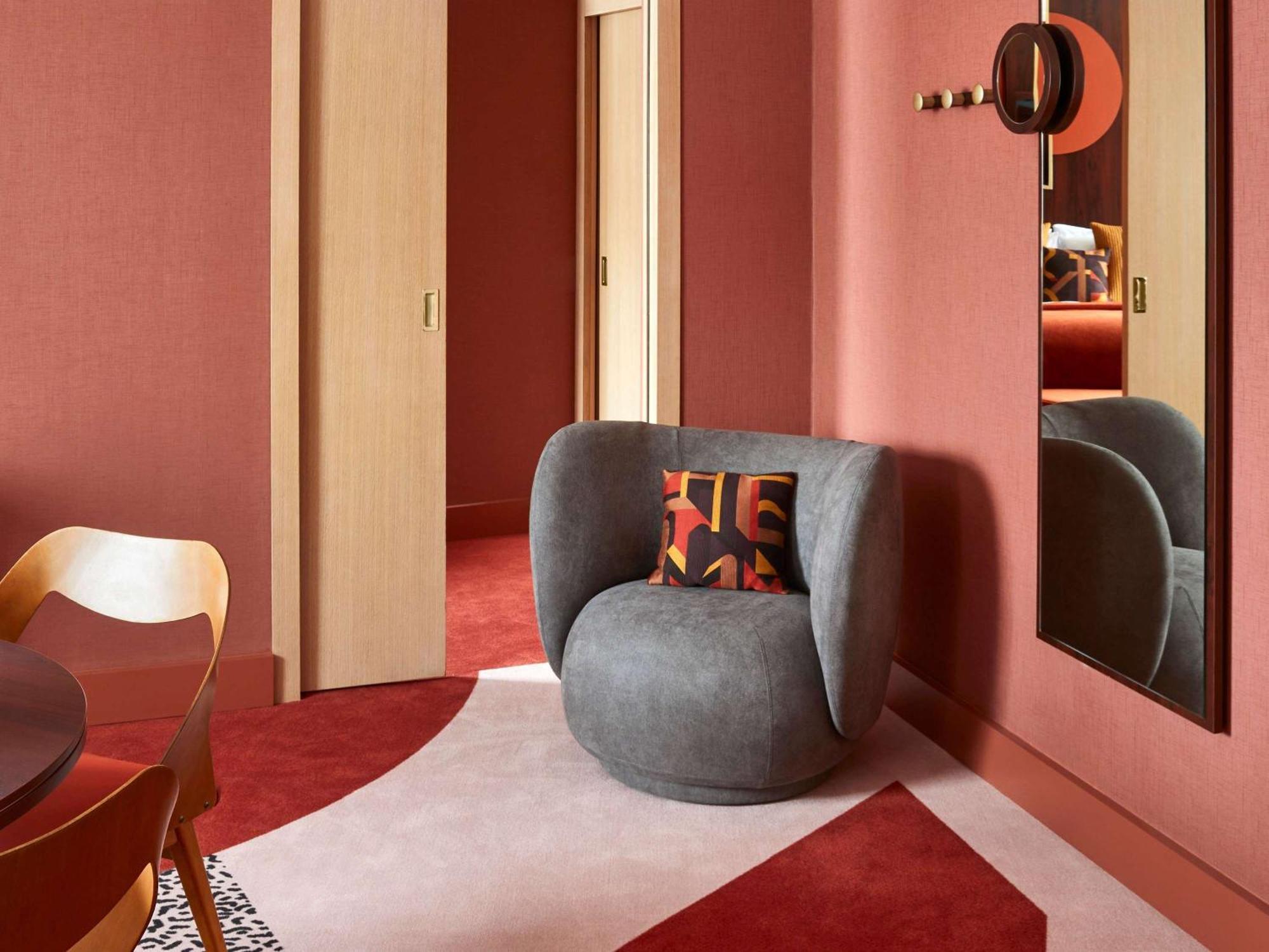 Nest Paris La Defense - Mgallery Puteaux Ngoại thất bức ảnh The interior of a suite at the hotel