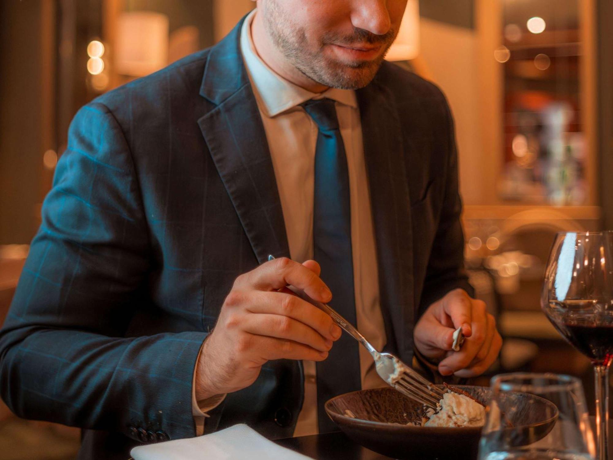 Nest Paris La Defense - Mgallery Puteaux Ngoại thất bức ảnh A man eating a chocolate dessert