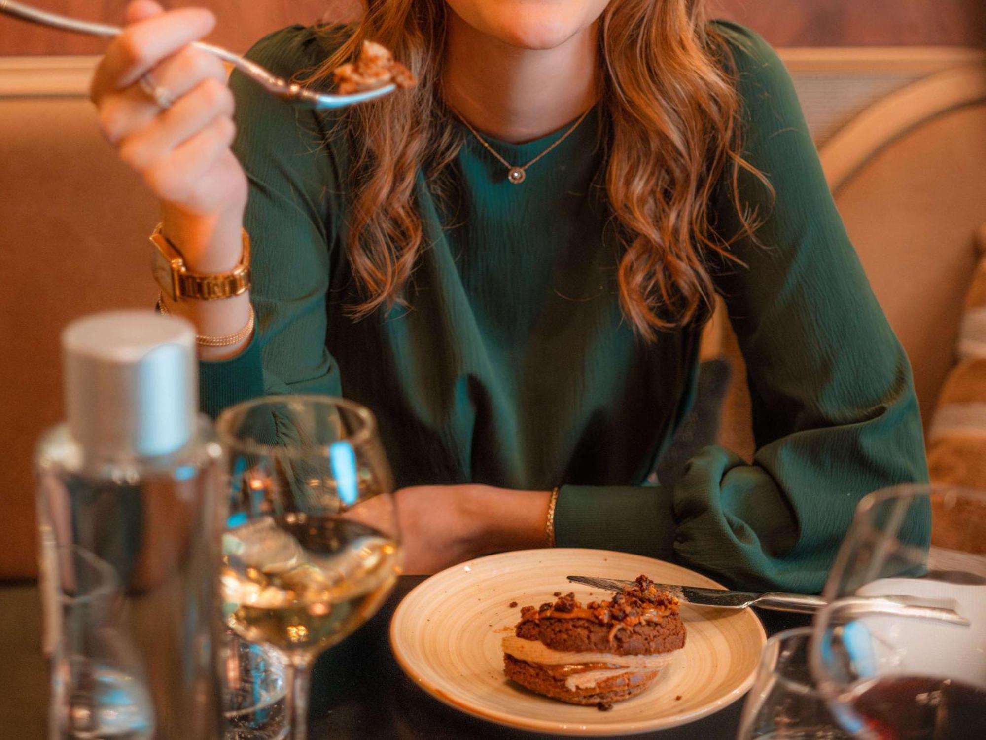 Nest Paris La Defense - Mgallery Puteaux Ngoại thất bức ảnh A woman eating dessert