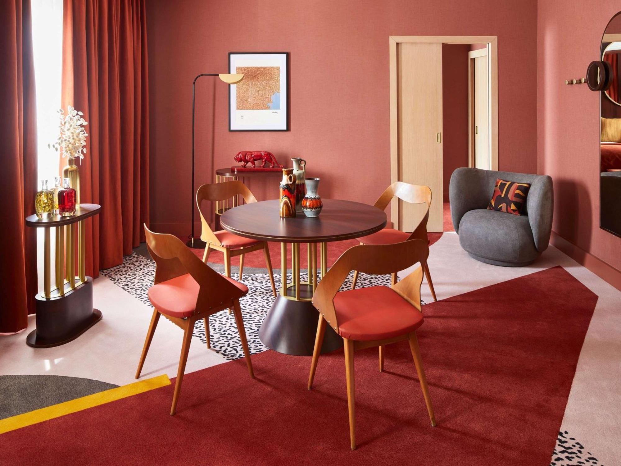 Nest Paris La Defense - Mgallery Puteaux Ngoại thất bức ảnh A dining room with a red carpet