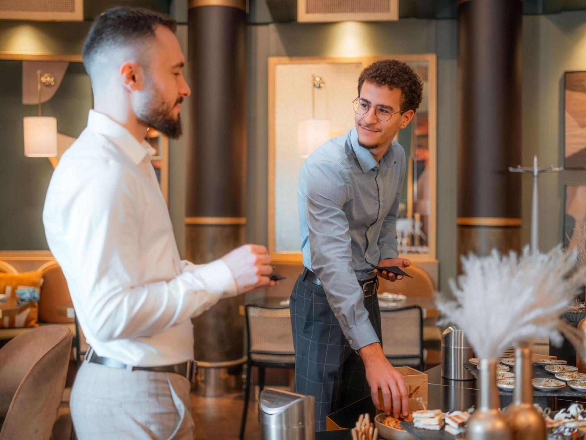 Nest Paris La Defense - Mgallery Puteaux Ngoại thất bức ảnh A barista at work