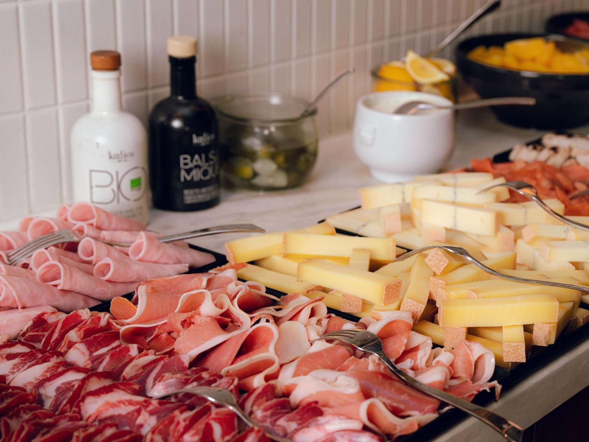 Nest Paris La Defense - Mgallery Puteaux Ngoại thất bức ảnh A selection of cured meats and cheeses