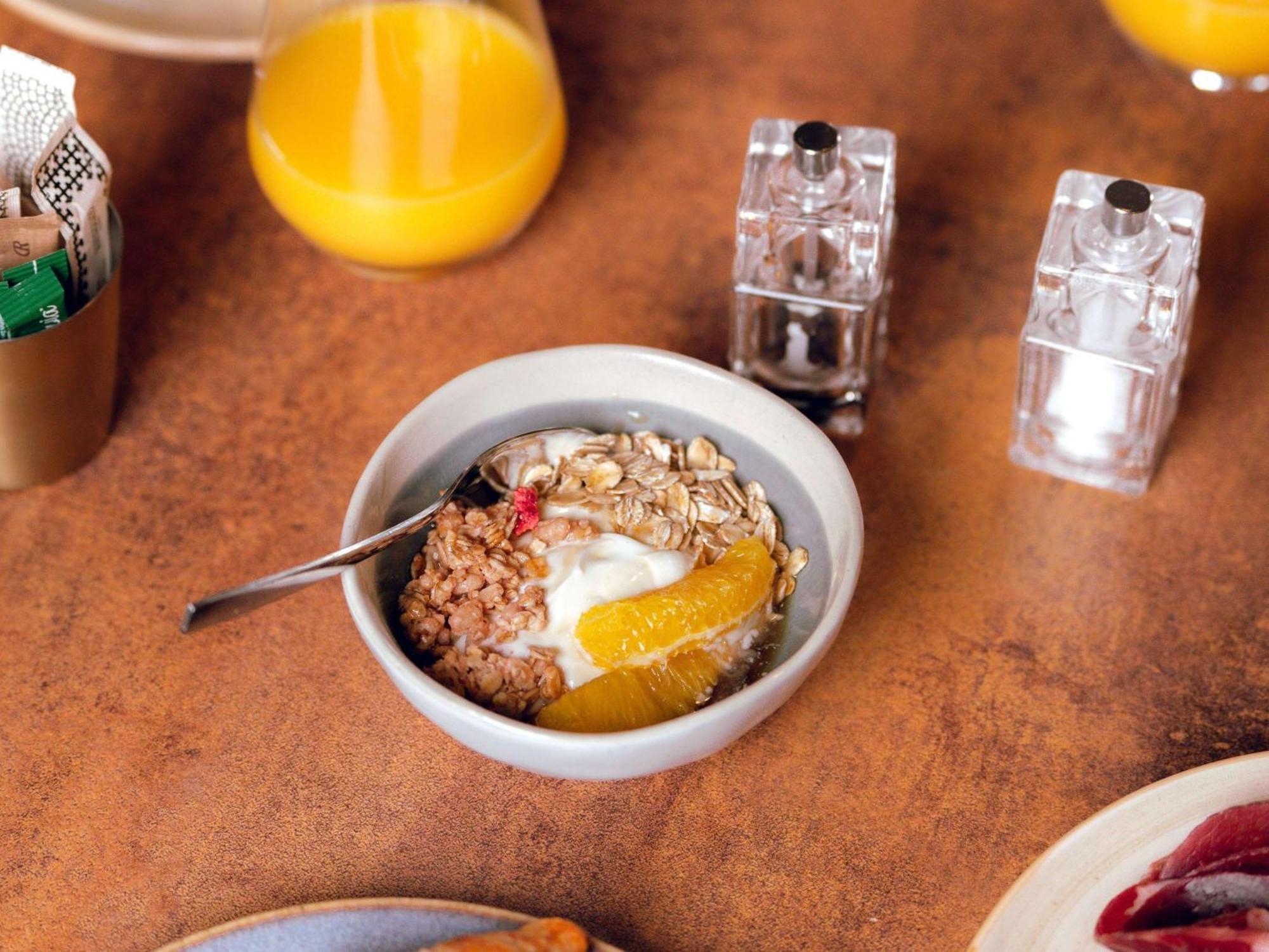 Nest Paris La Defense - Mgallery Puteaux Ngoại thất bức ảnh A bowl of muesli with yoghurt and fruit