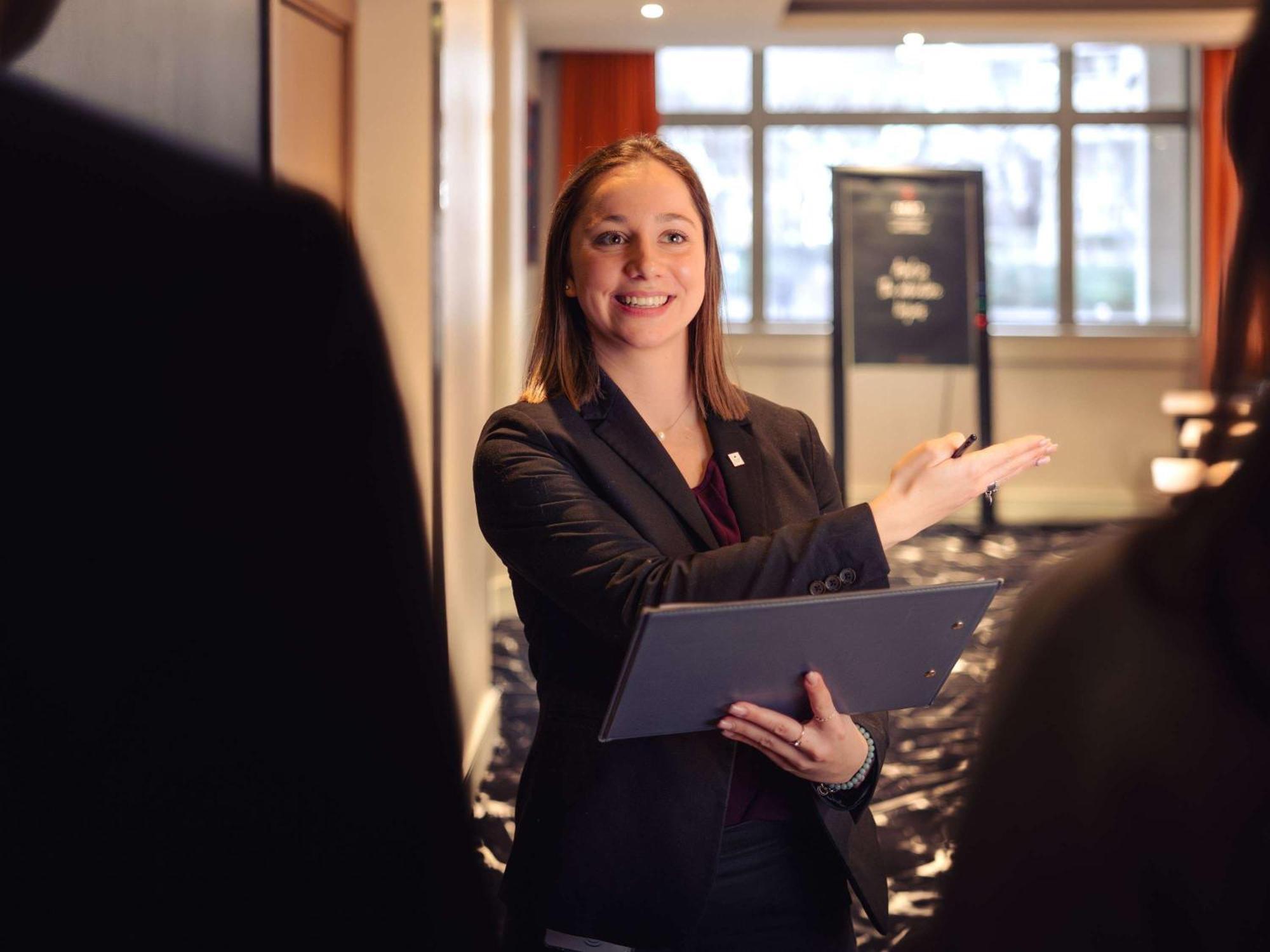 Nest Paris La Defense - Mgallery Puteaux Ngoại thất bức ảnh A concierge at work